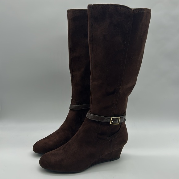2529- East 5th Brown Over the Knee Boots Wedge Heel & Buckle Strap Size 7M NWT - Picture 3 of 10